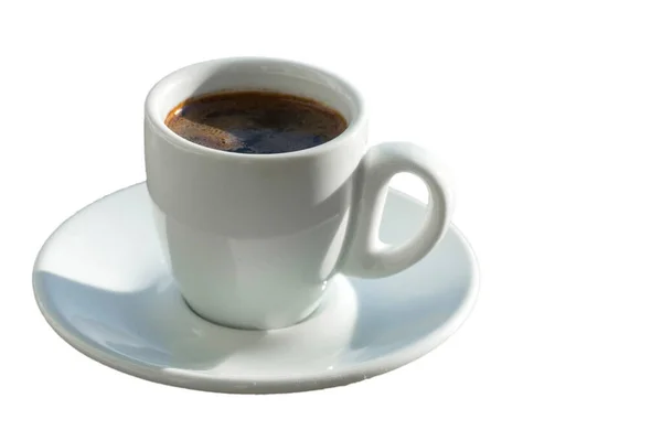 Beyaz arka planda izole edilmiş, taze demlenmiş espresso kahvesi. Boşluğu kopyala.