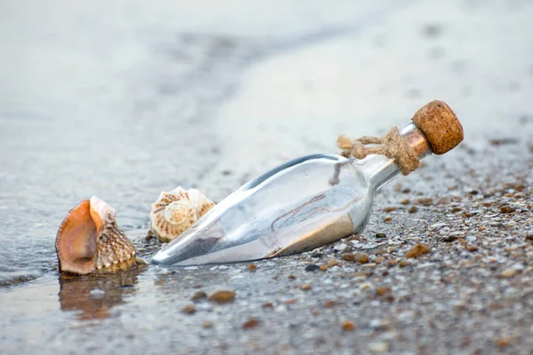 热带岛屿海滨的玻璃瓶里有纸短信 沉船在海里 拯救我们的灵魂 Sos — 图库照片