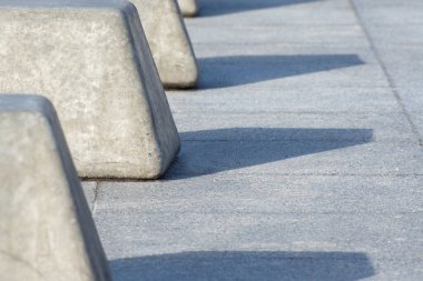 Granit kaldırım, soyut kompozisyon. Şehir meydanındaki gri mermer fayanslar.