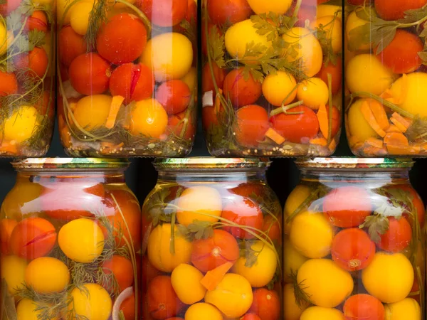 Fruchthintergrund Köstliche Marinierte Rote Und Gelbe Tomaten Glas Hausgemachte Konservierung — Stockfoto