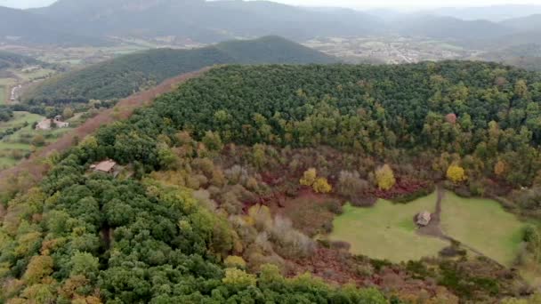 Santa Margarida Vulkán Egy Remetével Kráter Közepén Garrotxa Vulkanikus Zóna — Stock videók