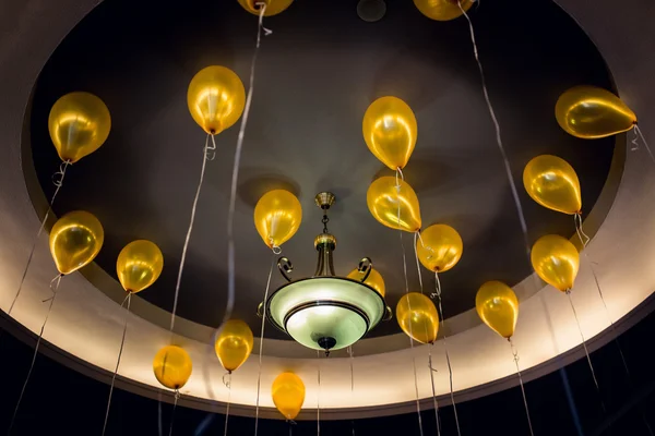 Balões de ouro no teto — Fotografia de Stock