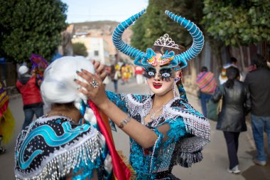 : Oruro, Bolivia - Şub 05-06: Bilinmeyen insanlar ile geleneksel 