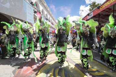 : Oruro, Bolivia - Şub 05-06: Bilinmeyen insanlar ile geleneksel 