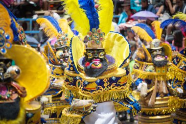 : Oruro, Bolivia - Şub 05-06: Bilinmeyen insanlar ile geleneksel 