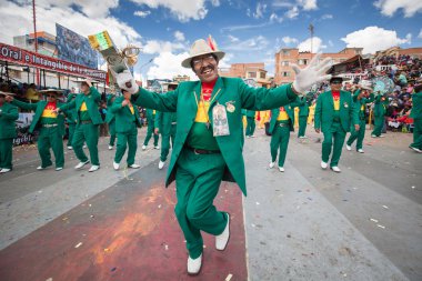 : Oruro, Bolivia - Şub 05-06: Bilinmeyen insanlar ile geleneksel 