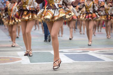 : Oruro, Bolivia - Şub 05-06: Bilinmeyen insanlar ile geleneksel 