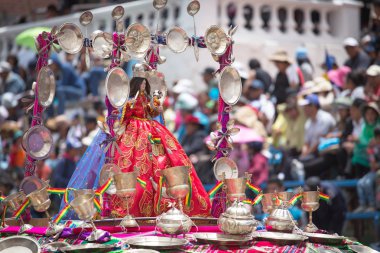 : Oruro, Bolivia - Şub 05-06: Bilinmeyen insanlar ile geleneksel 