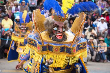 : Oruro, Bolivia - Şub 05-06: Bilinmeyen insanlar ile geleneksel 