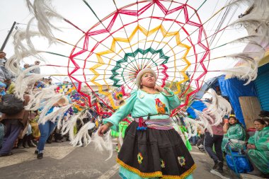 : Oruro, Bolivia - Şub 05-06: Bilinmeyen insanlar ile geleneksel 