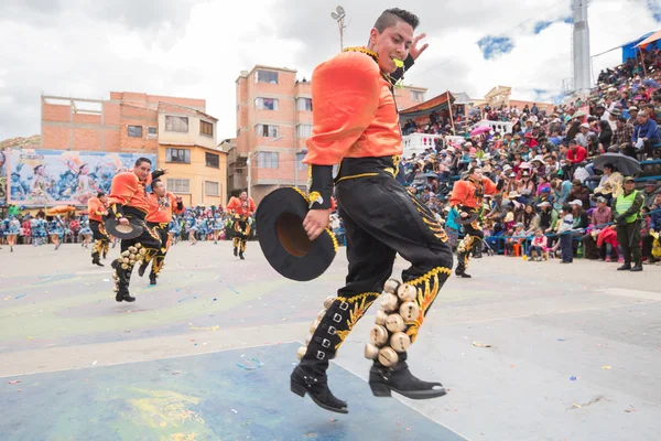 Oruro, Bolivia - Feb 05-06: Onbekenden mensen met traditionele — Stockfoto