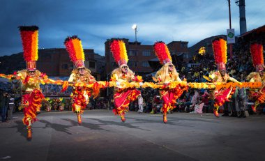 : Oruro, Bolivia - Şub 05-06: Bilinmeyen insanlar ile geleneksel 