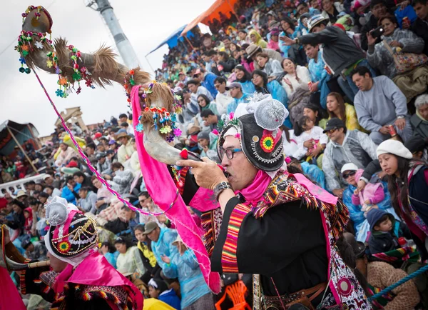 Oruro, Bolivia - Feb 05-06: Onbekenden mensen met traditionele — Stockfoto