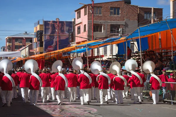 Oruro, Bolivia - Feb 05-06: Onbekenden mensen met traditionele — Stockfoto