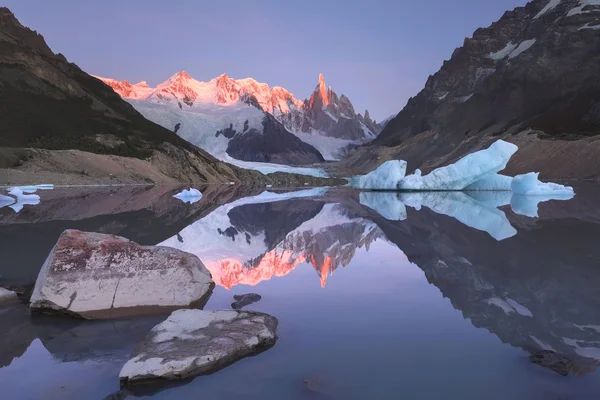 Mount Torre (Fitz Roy) at sunrise. Los Glaciares National Park, — Stock Photo, Image