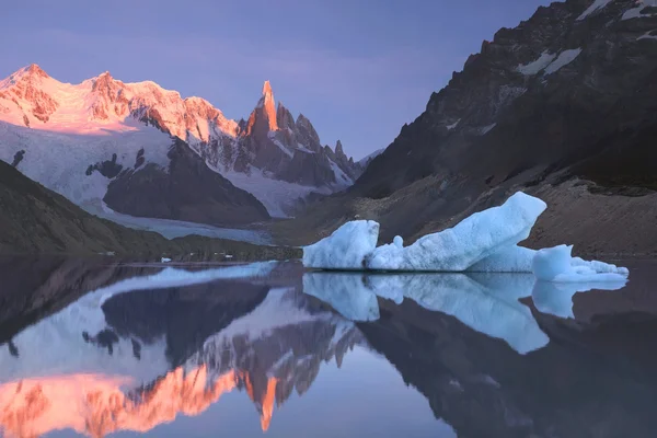 Mount Torre (Fitz Roy) vid soluppgången. Los Glaciares National Park, — Stockfoto