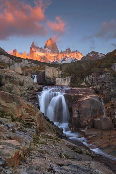 Monte Fitz Roy all'alba. Parco Nazionale dei Glaciares, Patagoni — Foto Stock
