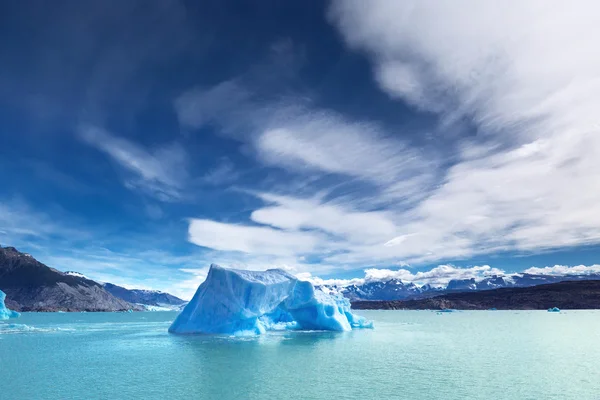 Ijsbergen in tne Argentino Lake, Patagonia, Argentinië — Stockfoto