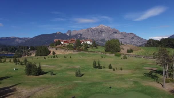 Vista desde helicóptero a la Villa Llao Llao, Bariloche, Argentina — Vídeo de stock
