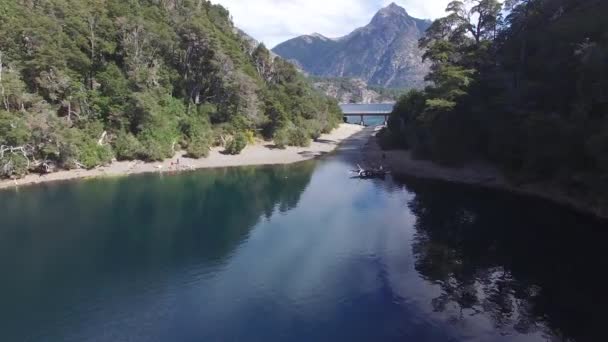 查看从直升机向湖雷诺，巴里洛切，阿根廷 — 图库视频影像