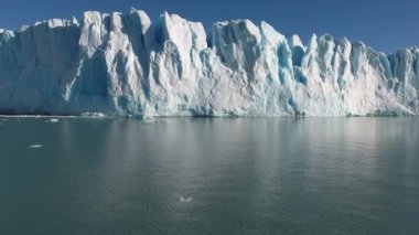 Perito Moreno Buzulu, Los Glaciares Milli Parkı, Patagonia, Arjantin dron üzerinden havadan görünümü