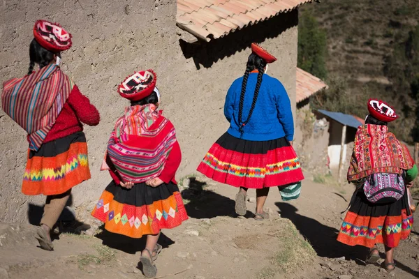 HUILLOC, SACRED VALLEY, PERU - SEPTEMBER 10: Unidentified people — Stock Photo, Image