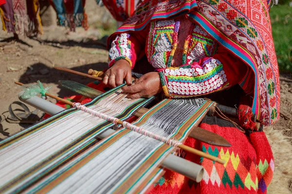 La donna tesse tessuti multicolori, Huillos, Valle Sacra , — Foto Stock