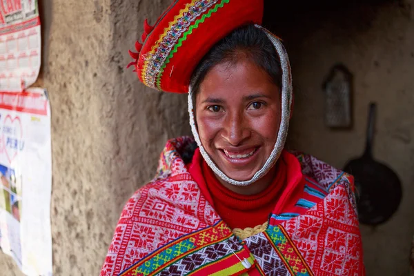 HUILLOC, SACRED VALLEY, PERU - SEPTEMBER 10: Unidentified people — Stock Photo, Image