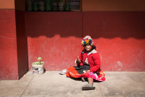 HUILLOC, SACRED VALLEY, PERU - SEPTEMBER 10: Unidentified people — Stock Photo, Image