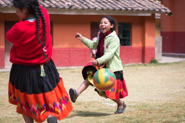 HUILLOC, SACRED VALLEY, PERU - SEPTEMBER 10: Unidentified people — Stock Photo, Image