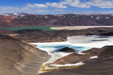 Volkan Pissis, yeşil y mavisi lagünler (Lagunas Verde y Azul), Ca
