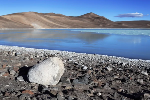 Błękitna Laguna (Laguna Azul), wulkan Pissis, Catamarca, Argentyna — Zdjęcie stockowe