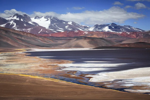 黑礁湖 (拉古娜 Negra)，火山 Pissis，卡塔马卡、 阿根廷 — 图库照片