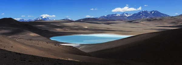蓝色的礁湖 (拉古娜 Azul)，火山 Pissis，阿根廷卡塔马卡 — 图库照片