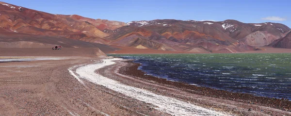 Green lagoon (Laguna Verde), volcano Pissis, Catamarca, Argentin — Stock Photo, Image