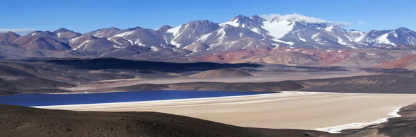 黑礁湖 (拉古娜 Negra)，火山 Pissis，卡塔马卡、 阿根廷 — 图库照片