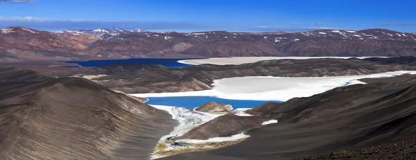 绿色 y 蓝色泻湖 (拉古纳斯佛得角 y Azul)，Ca 火山 Pissis — 图库照片