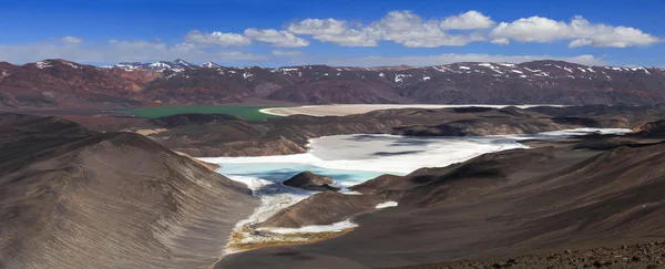 绿色 y 蓝色泻湖 (拉古纳斯佛得角 y Azul)，Ca 火山 Pissis — 图库照片