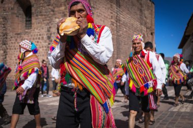 Bir karnaval Cuzco, Peru üzerinde geleneksel giysiler içinde bilinmeyen Perulu insanlar
