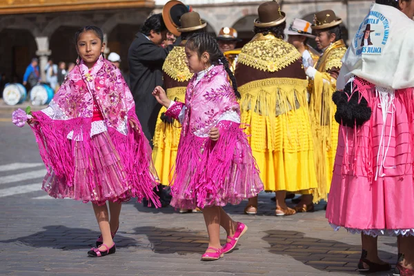 Pessoas peruanas desconhecidas em um carnaval em Cuzco, Peru — Fotografia de Stock