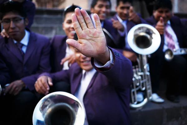 Okända musiker av en blåsorkester på parad i Cusco, Peru — Stockfoto