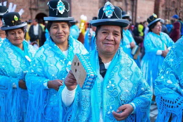 Pessoas peruanas desconhecidas em um carnaval em Cuzco, Peru — Fotografia de Stock