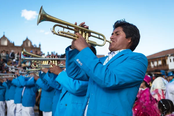 Bando resmi geçit Cuzco, Peru, bilinmeyen müzisyenler — Stok fotoğraf
