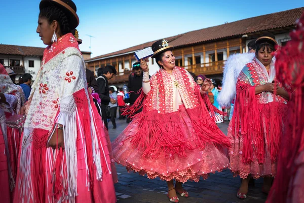 Pessoas peruanas desconhecidas em um carnaval em Cuzco, Peru — Fotografia de Stock