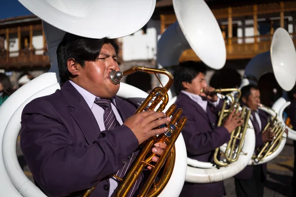 Neznámých hudebníků dechovky na přehlídce v Cuzco, Peru — Stock fotografie