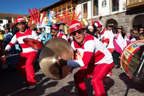 Músicos desconocidos de una banda de música en desfile en Cuzco, Perú —  Fotos de Stock