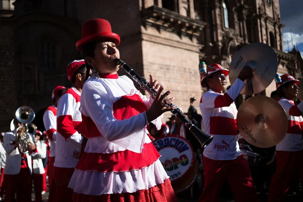 Onbekende muzikanten van een fanfare op parade in Cuzco, Peru — Stockfoto