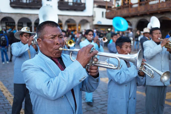 Ismeretlen zenészek a rézfúvós zenekar felvonulás-Cuzco, Peru — Stock Fotó