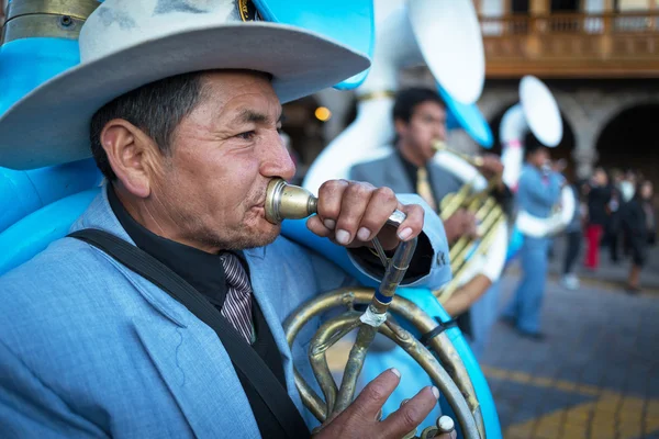 Musicisti sconosciuti di una banda di ottoni in parata a Cuzco, Perù — Foto Stock