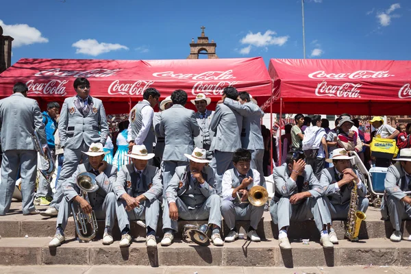 Άγνωστους μουσικούς της μια μπάντα χάλκινων πνευστών στην παρέλαση στο Κούσκο, Περού — Φωτογραφία Αρχείου